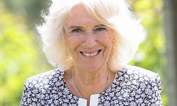 07.07.2021, Großbritannien, Pontyclun: Camilla, Herzogin von Cornwall, Vorsitzende von Wine GB, lächelt und hält ein Weinblatt anlässlich ihres Besuchs des Weinguts Llanerch und dessen zehnjährigen Bestehens. Foto: Chris Jackson/PA Wire/dpa +++ dpa-Bildfunk +++