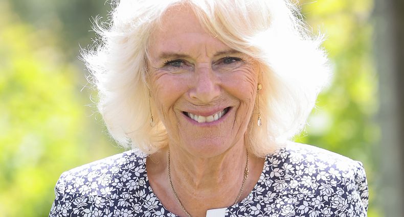 07.07.2021, Großbritannien, Pontyclun: Camilla, Herzogin von Cornwall, Vorsitzende von Wine GB, lächelt und hält ein Weinblatt anlässlich ihres Besuchs des Weinguts Llanerch und dessen zehnjährigen Bestehens. Foto: Chris Jackson/PA Wire/dpa +++ dpa-Bildfunk +++