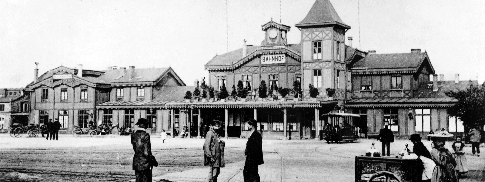 Das Bahnhofsgebäude von 1859 bestand noch gänzlich aus Holz.