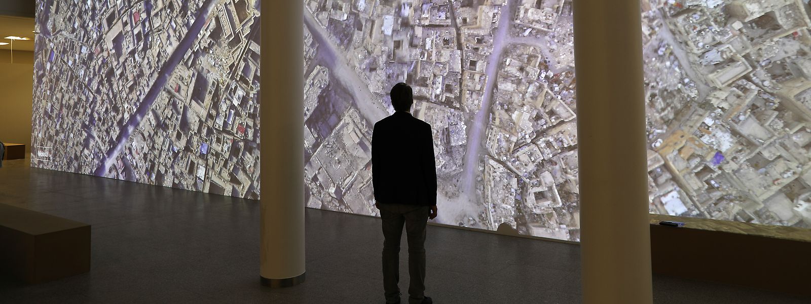 Krieg wird auf einmal anschaulich: Mittendrin im zerstörten Mossul steht der Besucher einer Ausstellung, die noch bis zum 3. November in der Bundeskunsthalle in Bonn zu sehen ist. Diese virtuelle Reise durch die Orte, die zum Unesco-Weltkulturerbe zählen, sollen nachvollziehbar machen, welche verheerende Folgen der Krieg auch auf kultureller Ebene hat. 