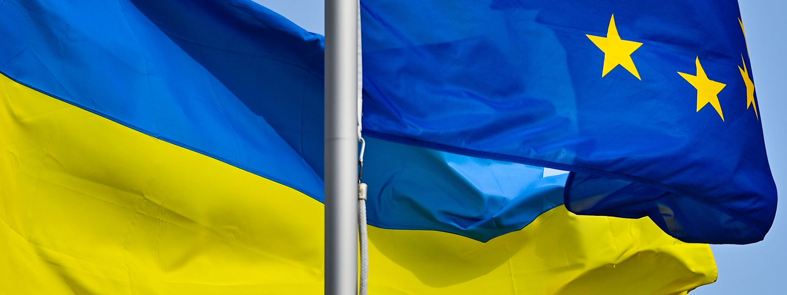 Kiew hatte kurz nach Beginn des russischen Kriegs gegen die Ukraine den Beitritt zur EU beantragt. In der Hoffnung auf einen baldigen Status als EU-Beitrittskandidat fiebert das Land nun dem EU-Gipfel in dieser Woche in Brüssel entgegen.