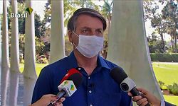 TOPSHOT - Screen grab of TV Brasil showing Brazilian President Jair Bolsonaro speaking at Planalto Palace in Brasilia on July 7, 2020. - Brazil President Jair Bolsonaro announced on Tuesday he had tested positive for the coronavirus but said he was feeling "perfectly well" and had only mild symptoms. (Photo by - / TV BRASIL / AFP)