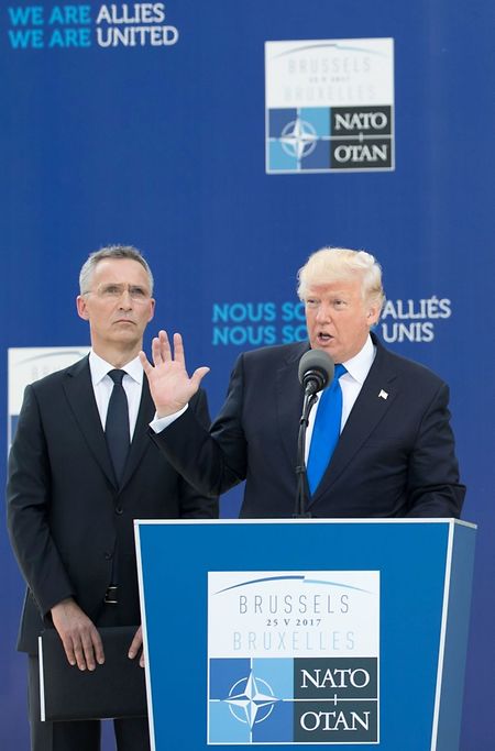 Zuerst gab sich Präsident Trump versönlich, dann wurde der Ton jedoch schärfer als er Geldforderungen wiederholte.