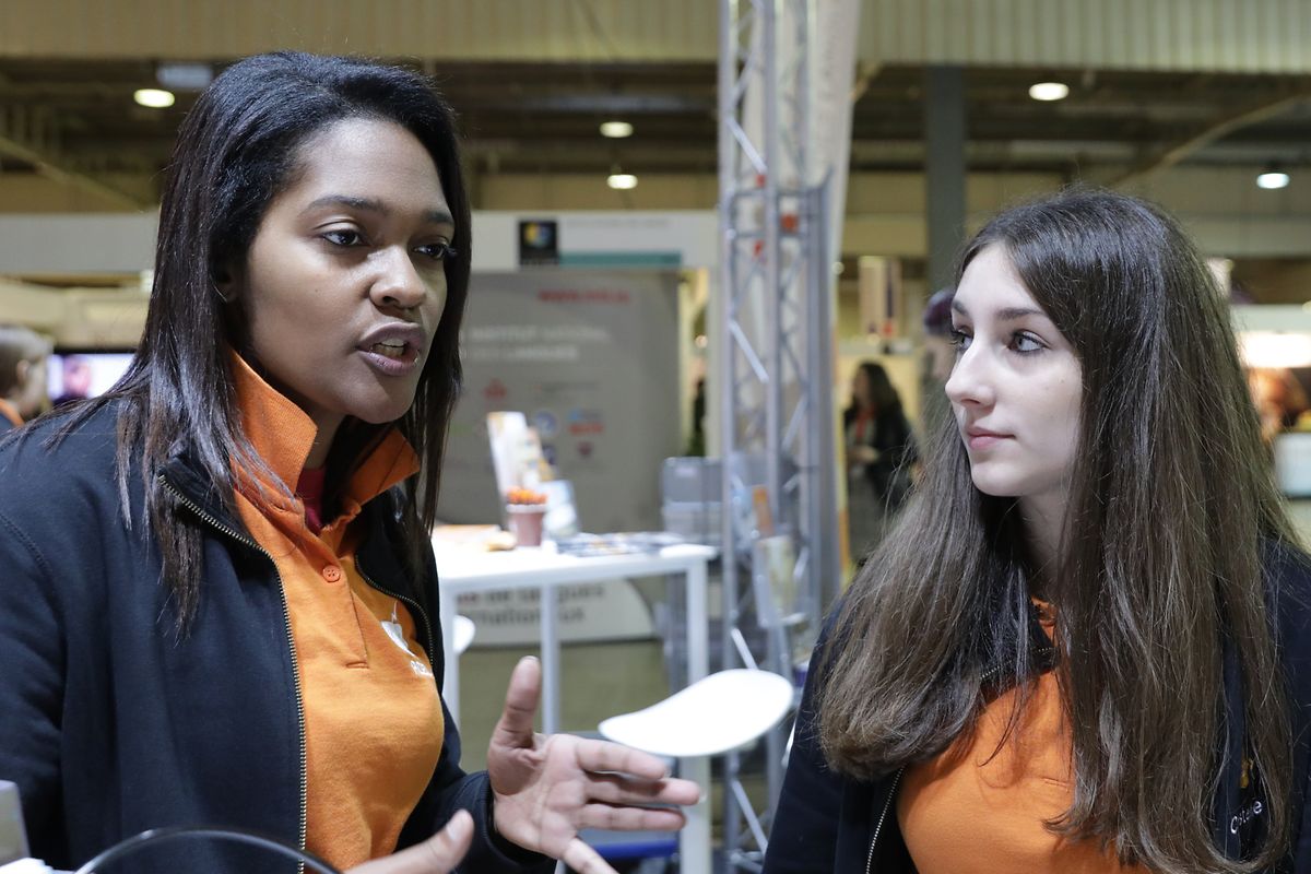 DIe 27-jährige Aurélie Nascimento (l.) und die 22-jährige Christelle May beantworten gemeinsam mit den anderen Vorstandsmitgliedern der ACEL die Fragen der Besucher.