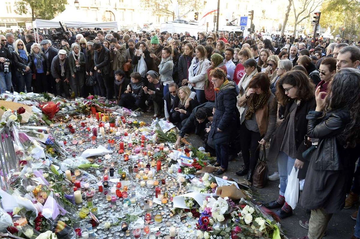 Am Tatort Bataclan fanden sich am Sonntag Hunderte Menschen ein