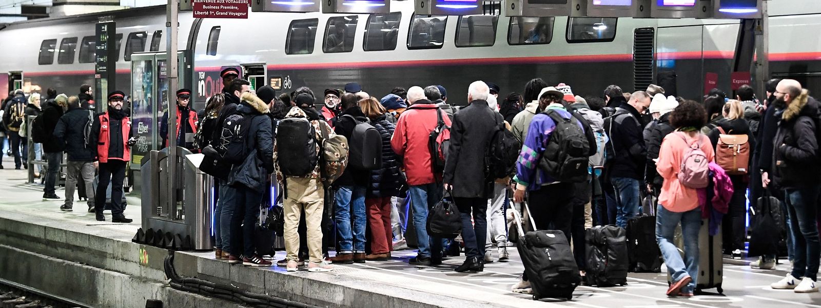 Des voyageurs en attente d'un train à la gare Montparnasse de Paris, le 2 décembre.