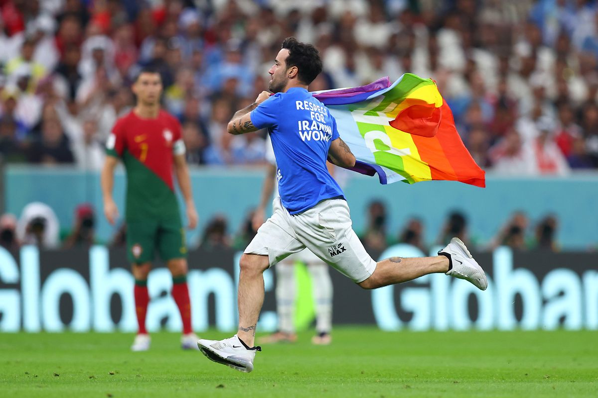 Ein Flitzer mit der Regenbogenflagge und politischen Botschaften zur Ukraine und Iran auf dem T-Shirt lief zu Beginn des Spiels  über den Rasen. 