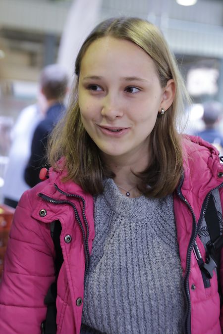 Die 17-jährige Sarah Goedert will auf der Messe herausfinden, welche Universitäten auf Naturwissenschaften spezialisiert sind. 