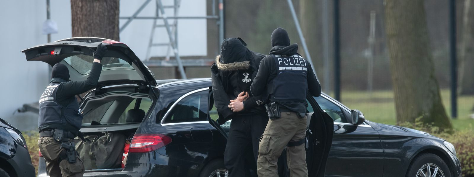 Baden-Württemberg, Karlsruhe: Eine Person wird von Polizisten in den Bundesgerichtshof gebracht.