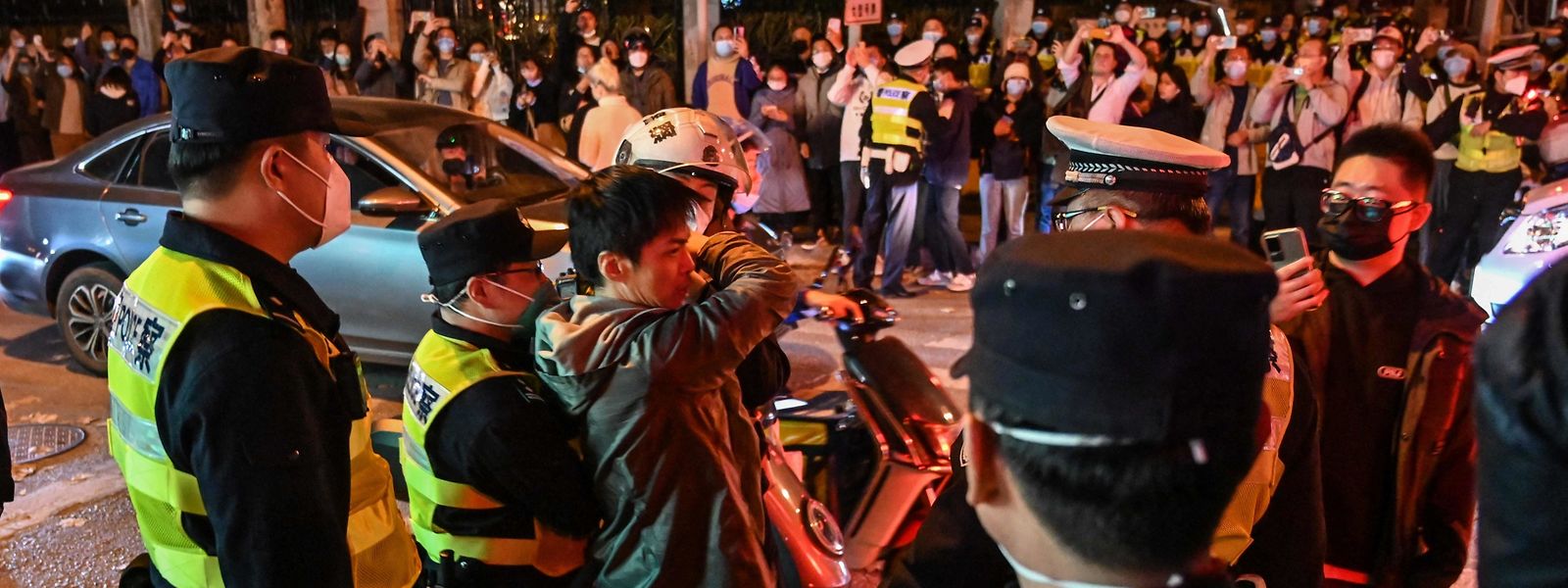 Die Polizei bemüht sich, die Situation in Shanghai unter Kontrolle zu bekommen. In China sind die größten Proteste seit Jahrzehnten ausgebrochen.