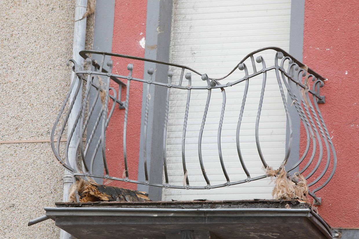 Lokales, online, Pétange, Petingen,  rue Neuve,  ,Tornado, Sturm, 2. Tag, Helfer, Aufräumarbeiten,   Foto: Anouk Antony/Luxemburger Wort