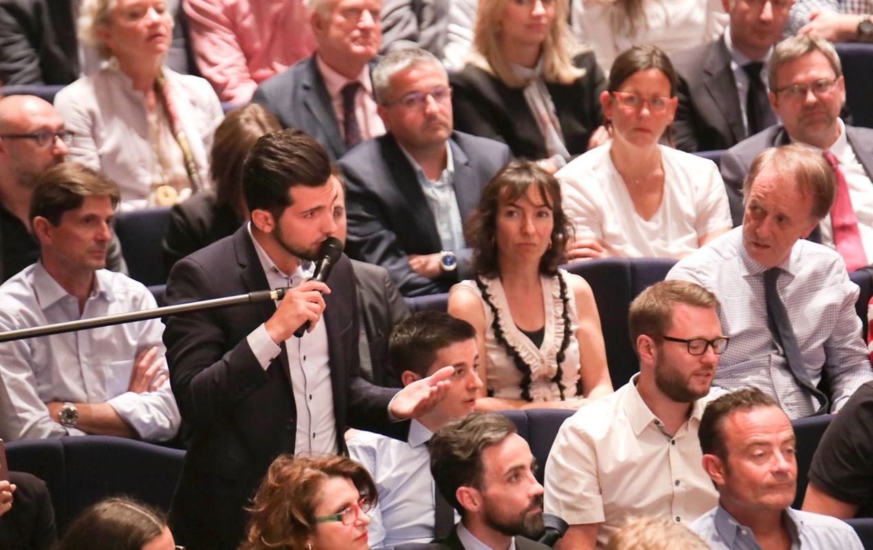 Uma das perguntas vindas da assistência para Bettel e Macron.