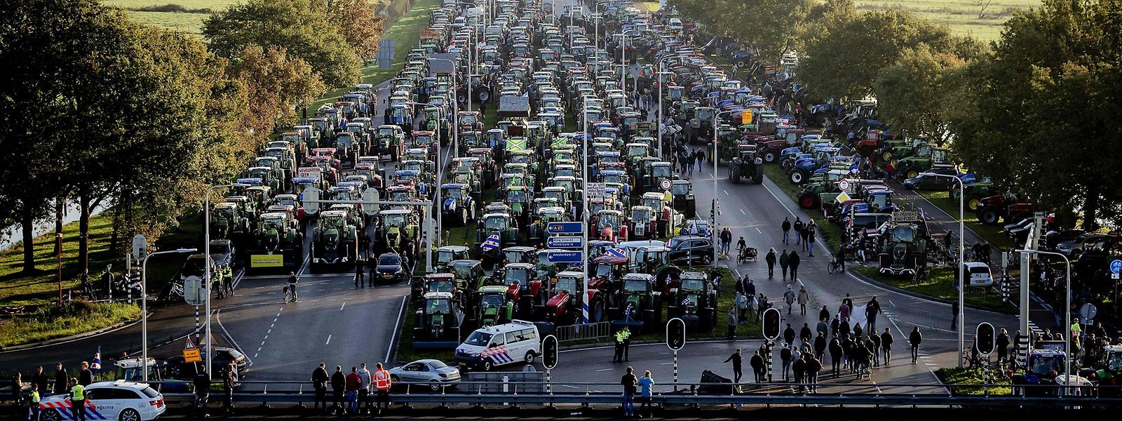 Unbefahrbar: Immer wieder machen die niederländischen Bauern landesweit mit spektakulären Protestaktionen auf sich aufmerksam.