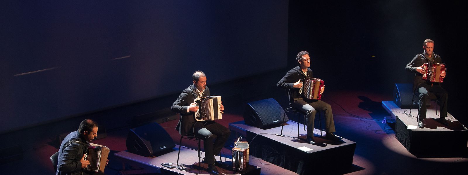 Die Musiker des portugiesischen Quartetts „Danças Ocultas“ bieten rund 700 Besuchern eine etwas andere Mittagspause.