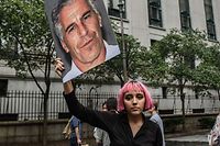 Während Epsteins Untersuchungshaft protestierten immer wieder Bürger vor dem Gerichtsgebäude und forderten Aufklärung. 