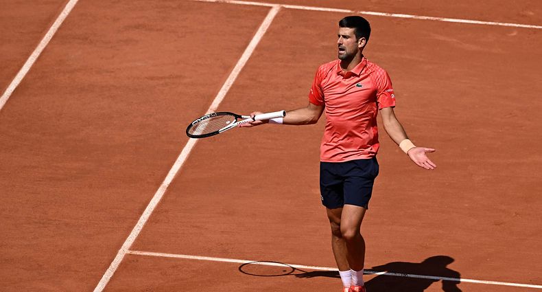 Serbia's Novak Djokovic argues with umpire as he plays against US Aleksandar Kovacevic during their men's singles match on day two of the Roland-Garros Open tennis tournament at the Court Philippe-Chatrier in Paris on May 29, 2023. (Photo by Emmanuel DUNAND / AFP)
