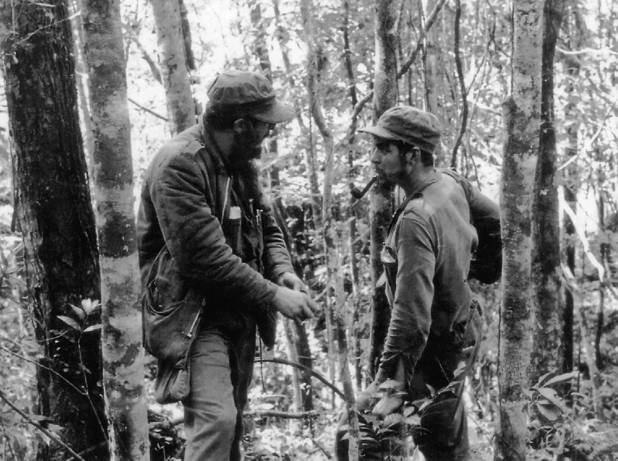 8. Oktober 1957: Fidel Castro (l.) und Ernesto "Che" Guevara in den Wäldern der Sierra Maestra in Kuba. 