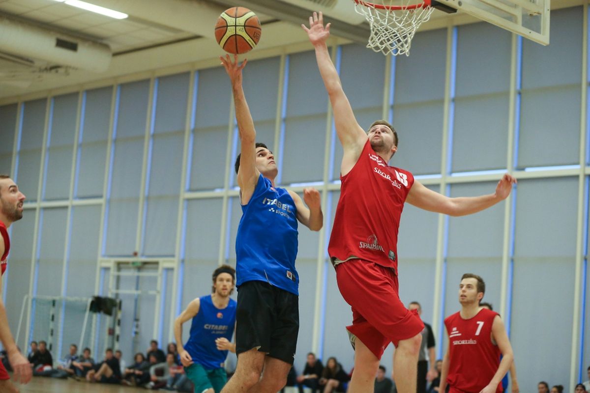 Aachen (rot) gegen München (blau).