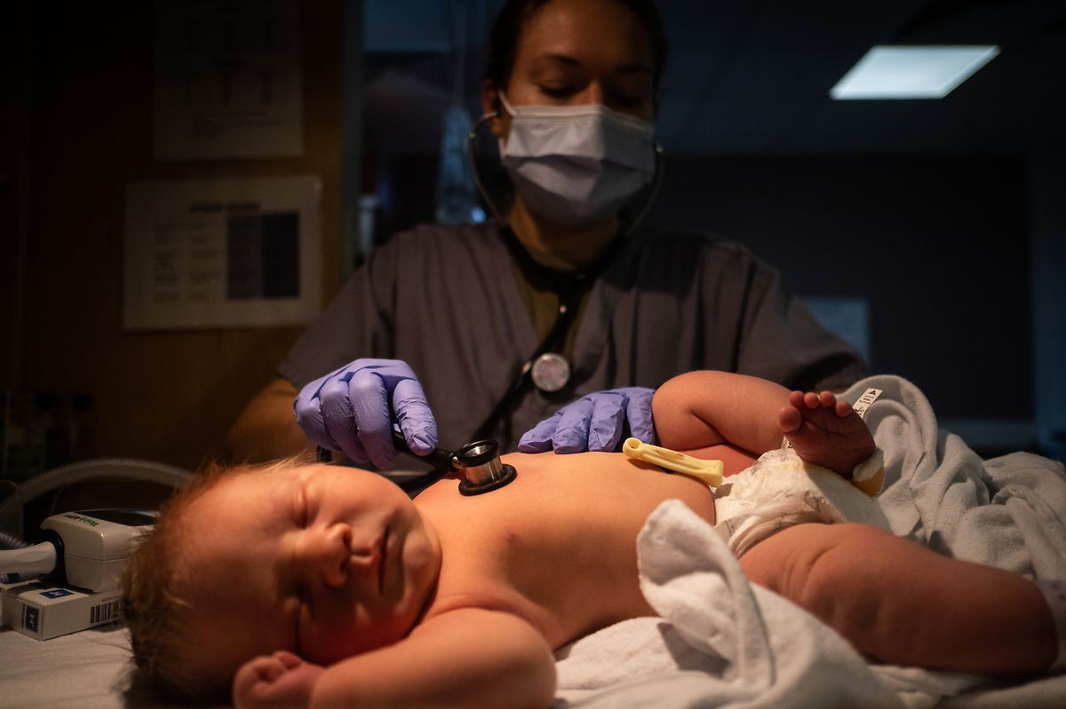 Flyn Benjamin Funck tinha nascido há menos de 24 horas quando uma equipa de enfermeiros entrou na sala para fazer os exames de rotina.