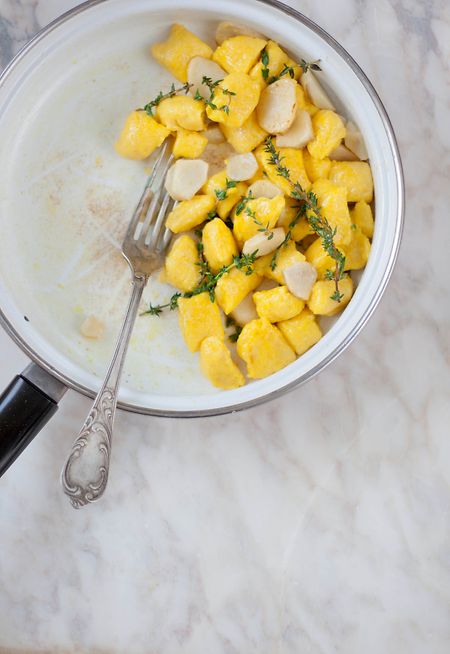 Gnocchis gelingen nicht nur aus Kartoffeln: Sie können auch aus Quark zubereitet werden. Kurkuma verleiht dem Ganzen dann seine gelbe Farbe. 