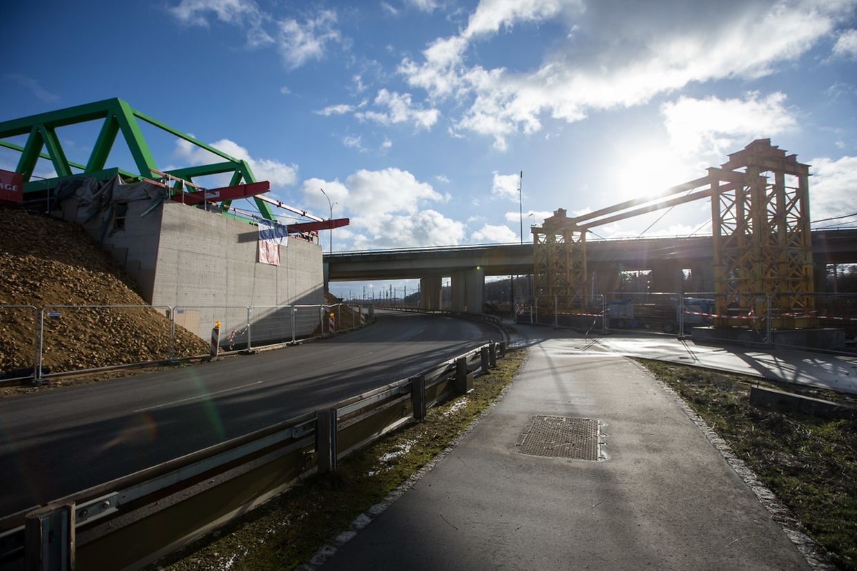 Die neue Brücke wird in einer ersten Phase auf provisorische Pfeiler aufgestützt.