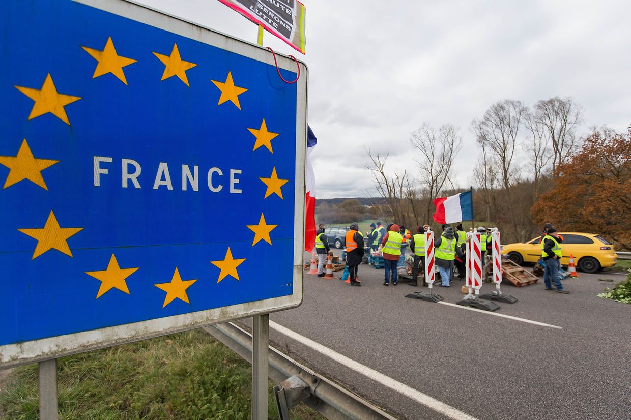 Gilets Jaunes Des Opérations Escargot Sur La31 Et La4