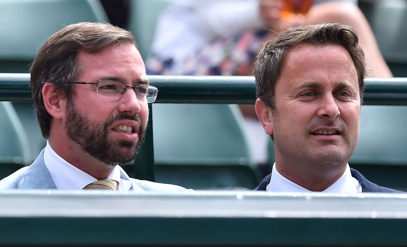 Erbgoßherzog Guillaume (l.) und Premierminister Xavier Bettel (r.) in der Player's Box von Gilles Muller.