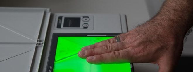 Über das Eurodac-System wird anhand der Fingerabdrücke überprüft, ob die Flüchtlinge schon in einem anderen EU-Land um Asyl gebeten haben.