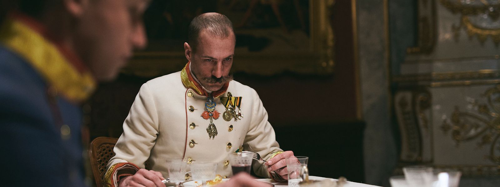 Schauspieler Florian Teichtmeister in der Rolle von Kaiser Franz Joseph im Film „Corsage“.