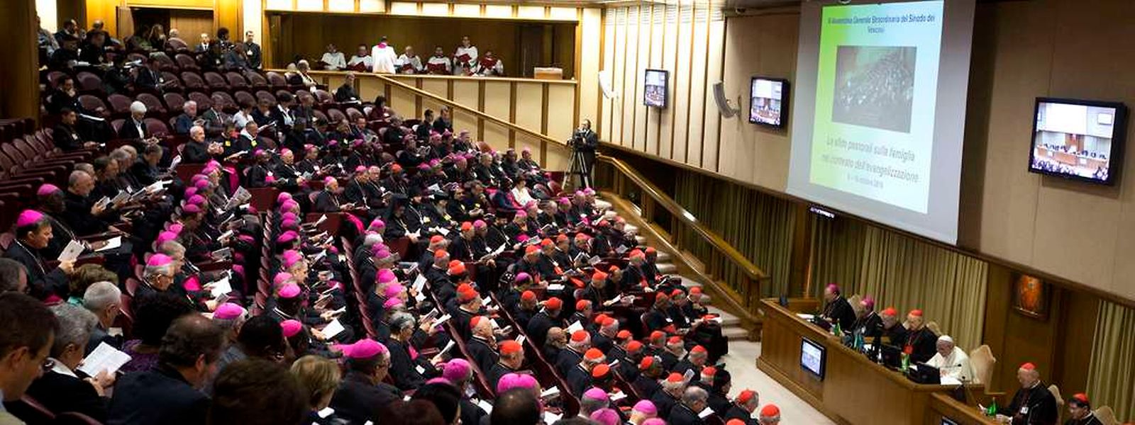 In die Aula der Bischöfe (hier bei der Eröffnungsversammlung am 6. Oktober) ist die Realität eingezogen, meint Bischofsvikar Leo Wagener.
