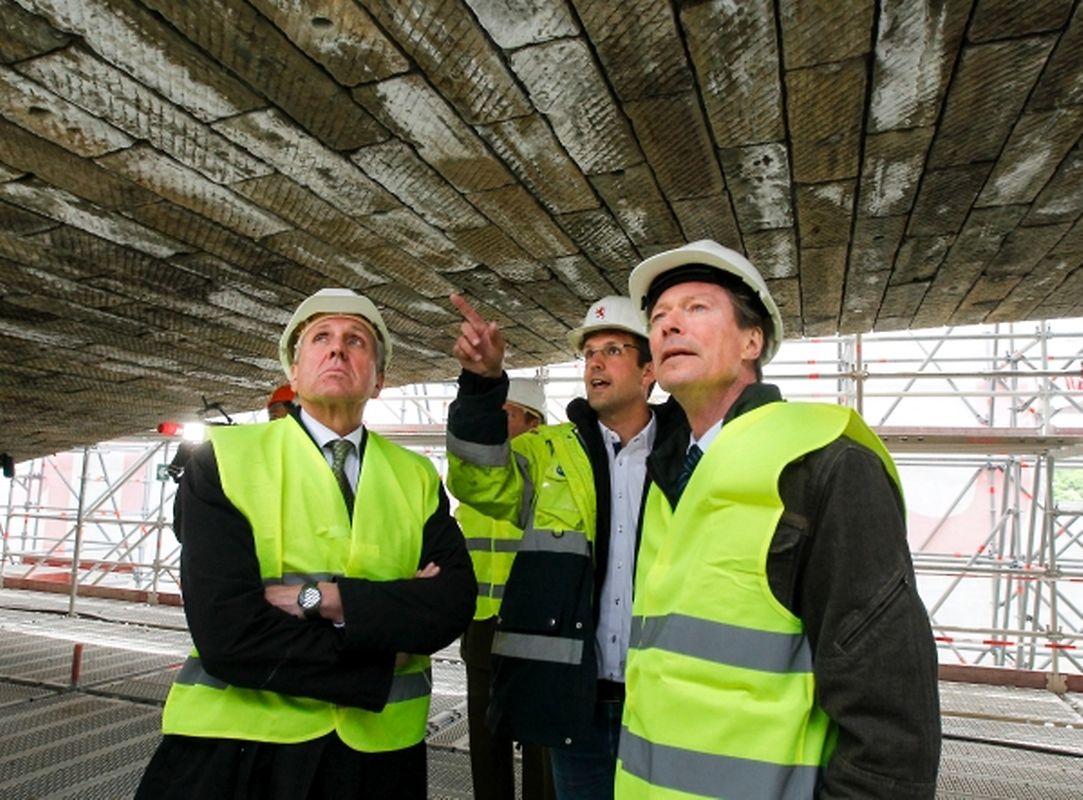 Großherzog Henri besichtigt die Sanierung des Pont Adolphe. 