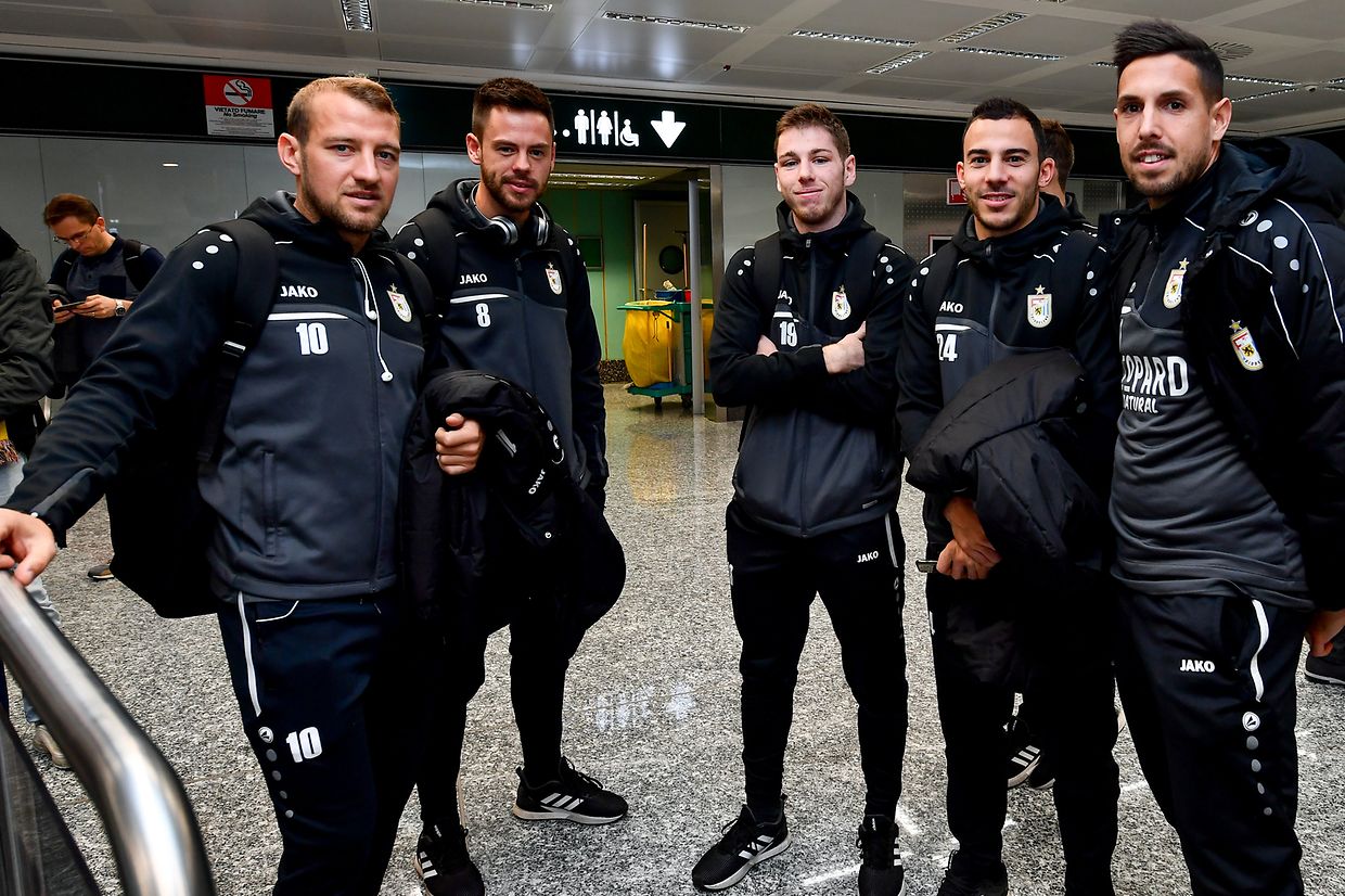 Warten auf das Gepäck: Dominik Stolz, Mario Pokar, Leon Jensen, Edisson Jordanov und Patrick Stumpf (v.l.n.r.).