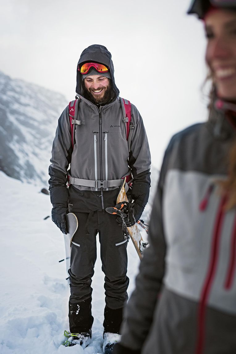 Die Wintersportmode gibt es inzwischen verstärkt in gedeckten Farben. Vaude zum Beispiel greift zur Kombination von Grau und Schwarz (Jacke 400 Euro, Hose 250 Euro).