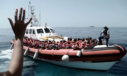 Des migrants transférés de l'Aquarius vers un bateau de délestage. 