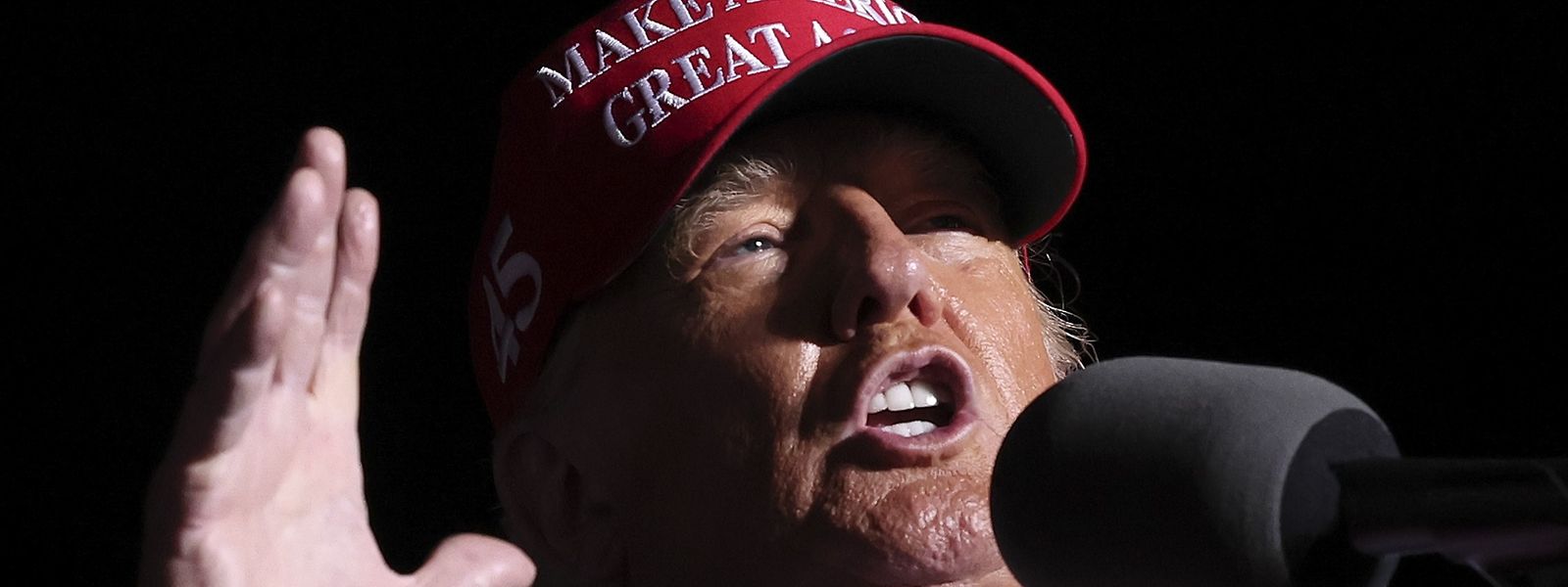 Donald Trump, casquette rouge «Make America great again» enfoncée sur la tête, a appelé à une «vague géante» de son parti pour «mettre fin à la destruction du pays».