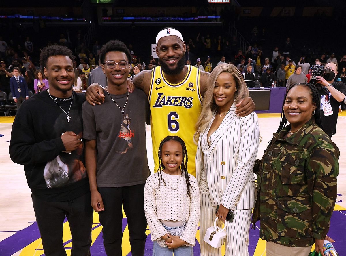 LeBron James freut sich mit seiner Familie.