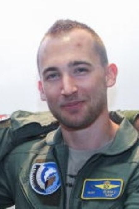 Daniel Olsem sitzt im Cockpit der C-130, die die Hauptstadt überfliegen wird.