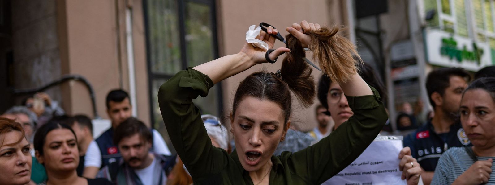 Uma mulher corta o cabelo em protesto no Irão. 