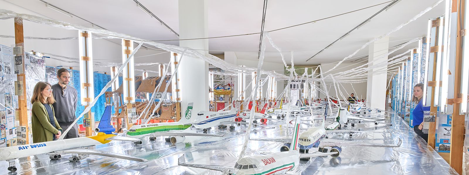 Eine ganze Galerie ist Thomas Hirschhorns "Flugplatz Welt/ World Airport" vorbehalten.