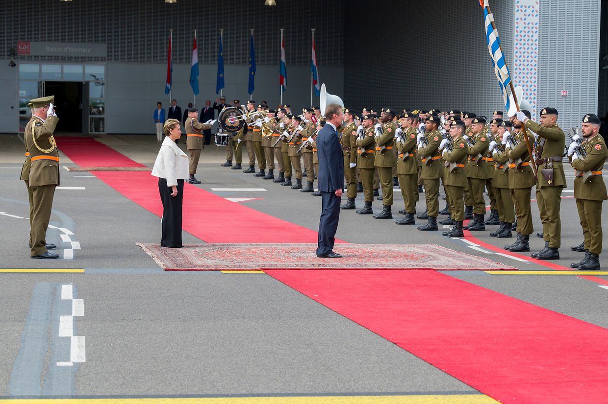 Cerimónia oficial da partida do aeroporto do Luxemburgo do Grão-Duque Henri.