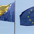 (FILES) In this file photo taken on August 13, 2018, the national flag of Bosnia and Herzegovina (L) is pictured next to the European Union flag during a welcoming ceremony for Bosnia's Chairman of the Council of Ministers, at the Chancellery in Berlin. - EU countries agreed December 13, 2022, to grant Bosnia "candidate status" to join the union, diplomats told AFP, putting the volatile Balkan nation at the start of a long road to membership. European affairs ministers meeting in Brussels gave the green light to the move after the bloc's executive arm in October recommended that they launch the membership process. (Photo by Adam BERRY / AFP)