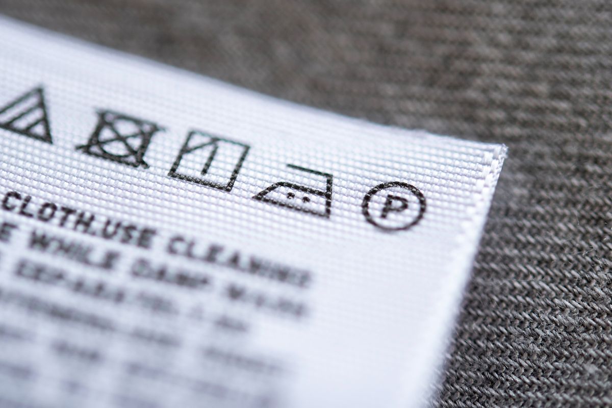 Die zwei Punkte im Symbol Bügeleisen auf dem Etikett bedeuten: Die Textilien dürfen bei maximal 150 Grad mit Dampf geglättet werden.