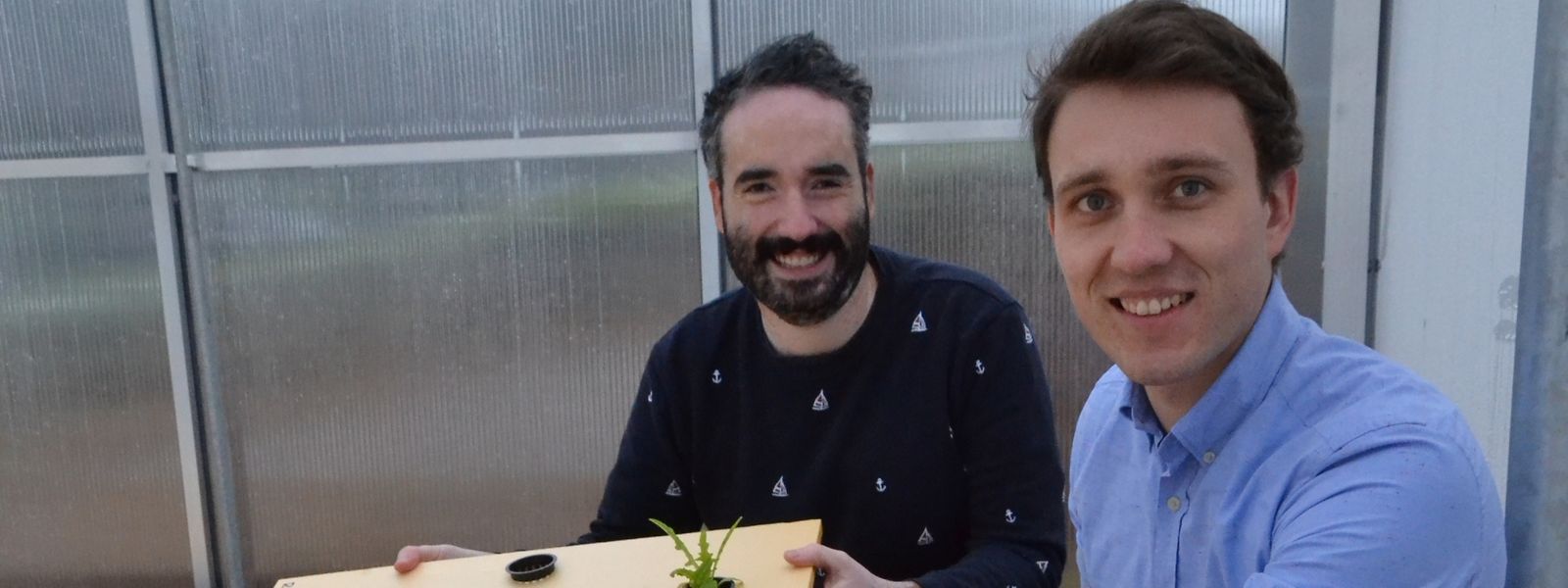 Daryl Fuchs (vorne) und Manuel Arrillaga züchten Gemüse per Aquakultur.