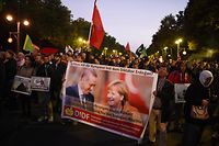 28.09.2018, Berlin: Demonstranten protestieren in der Innenstadt gegen den Besuch des türkischen Präsidenten Erdogan und für Demokratie in der Türkei. Foto: Arne Immanuel Bänsch/dpa +++ dpa-Bildfunk +++