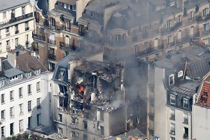 TOPSHOT - Flames erupt from an appartment building following an explosion that occured in rue de Berite on April 1, 2016 in Paris.. A gas explosion occured in a building in central Paris today, causing minor injuries to five people, according to police sources. AFP PHOTO / DOMINIQUE FAGET / AFP PHOTO / DOMINIQUE FAGET
