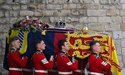 TOPSHOT - A Bearer Party of The Queen's Company, 1st Battalion Grenadier Guards carry the coffin of Britain's Queen Elizabeth II out of Westminster Abbey in London on September 19, 2022, after the State Funeral Service for Britain's Queen Elizabeth II. (Photo by Marco BERTORELLO / POOL / AFP)