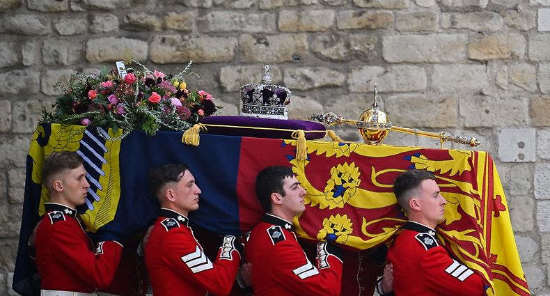 TOPSHOT - A Bearer Party of The Queen's Company, 1st Battalion Grenadier Guards carry the coffin of Britain's Queen Elizabeth II out of Westminster Abbey in London on September 19, 2022, after the State Funeral Service for Britain's Queen Elizabeth II. (Photo by Marco BERTORELLO / POOL / AFP)