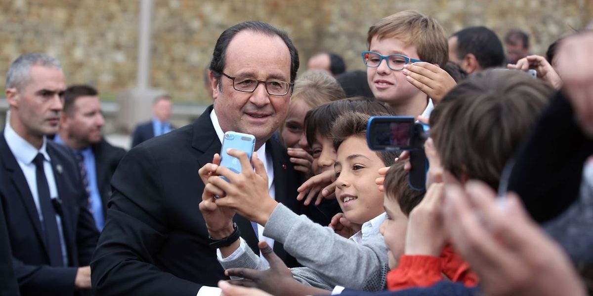 Der französische Präsident mit Schülern. Hollande ist der unbeliebteste Politiker der fünften Republik.