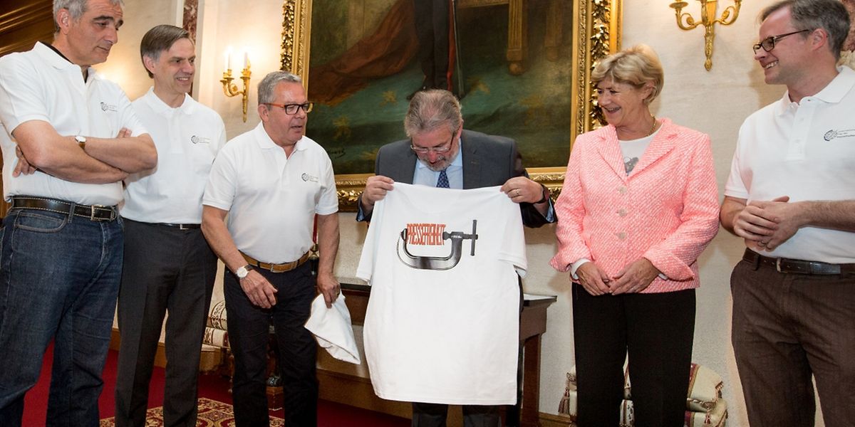 Mit der Forderung den Informationszugang zu verbessern, schenkten die Journalistenverbände Mars Di Bartolomeo und Simone Beissel ein symbolisches T-Shirt. 