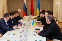 Membros de delegações russas e ucranianas.
